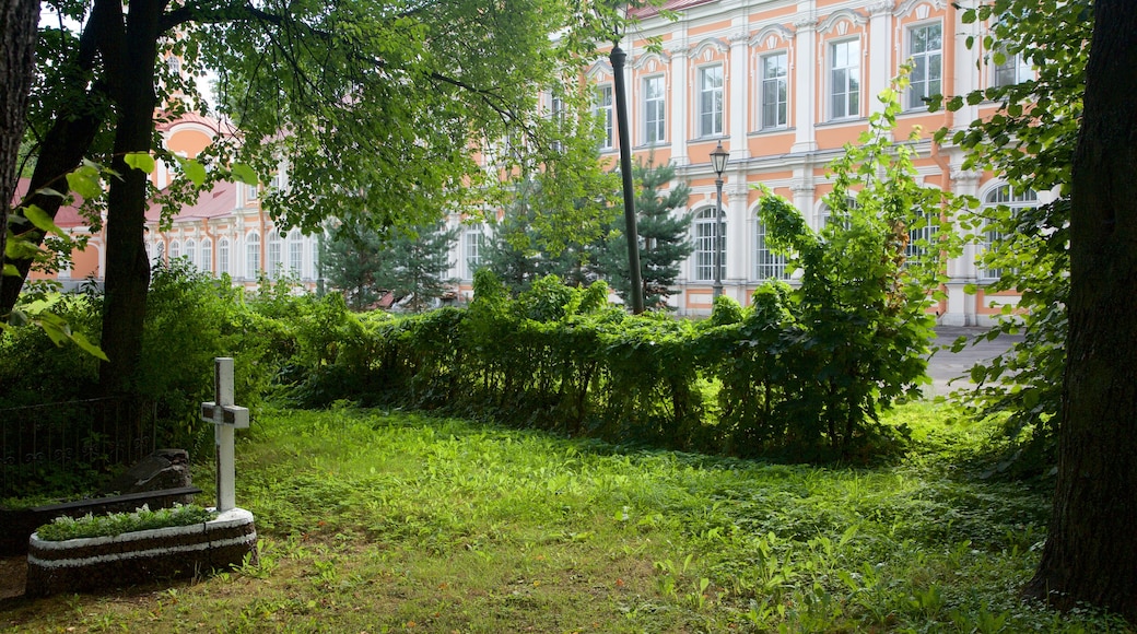 Alexander Nevsky Lavra mostrando um jardim