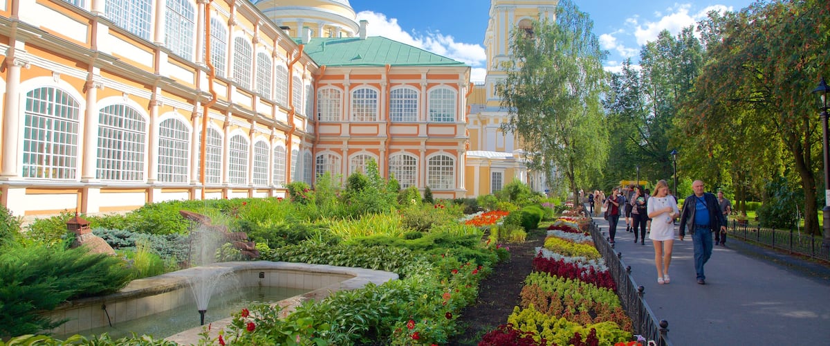 Alexander-Newski-Kloster mit einem historische Architektur und Park sowie kleine Menschengruppe
