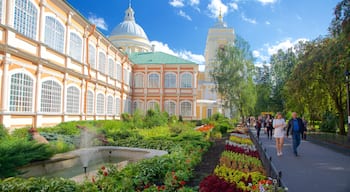 Alexander Nevsky Lavra mostrando parco e architettura d\'epoca cosi come un piccolo gruppo di persone