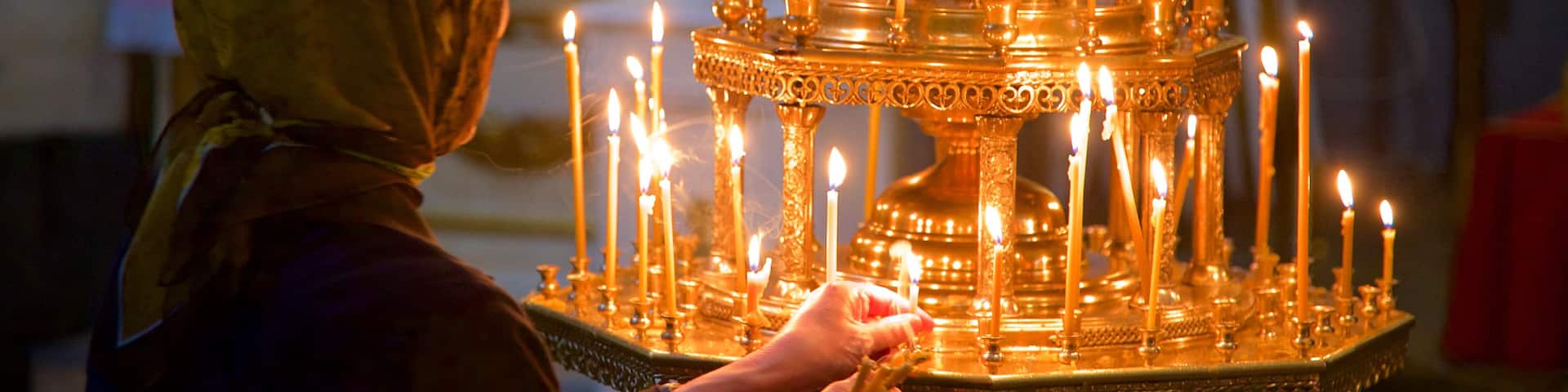 Monasterio de Alexander Nevsky que incluye aspectos religiosos y también una mujer