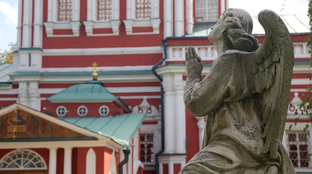 Novodevichy-klostret och -kyrkogården som inkluderar en staty eller skulptur och historisk arkitektur