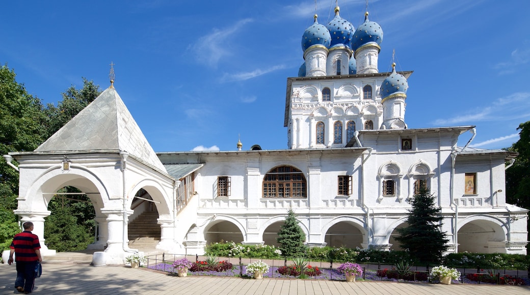 Kolomenskoye 歷史及建築博物館及保護區 呈现出 歷史建築