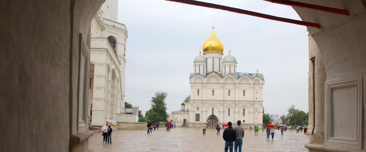 Cathédrale de l\'Archange-Saint-Michel montrant patrimoine architectural
