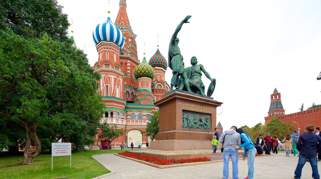 Monumento a Minin y Pozharski que incluye una estatua o escultura y patrimonio de arquitectura y también un pequeño grupo de personas