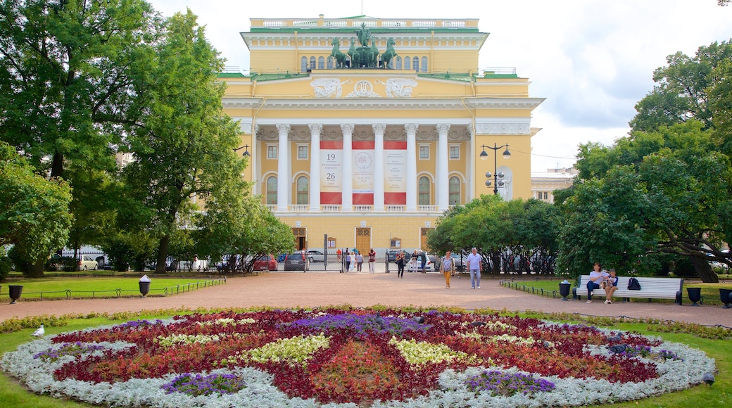 Aleksandrinskin teatteri johon kuuluu vanha arkkitehtuuri ja kukat