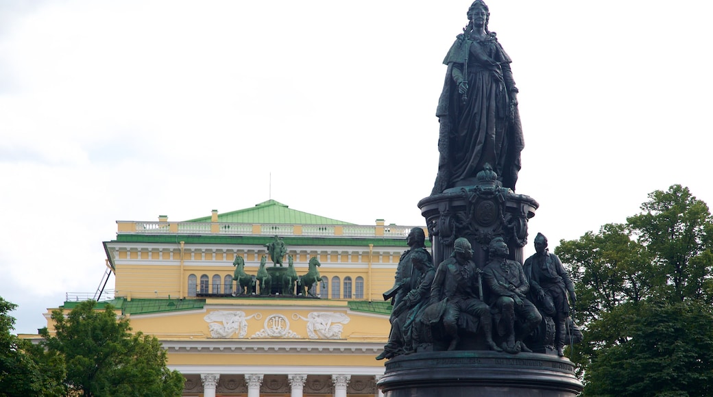 Teatro Alexandrinsky ofreciendo una estatua o escultura