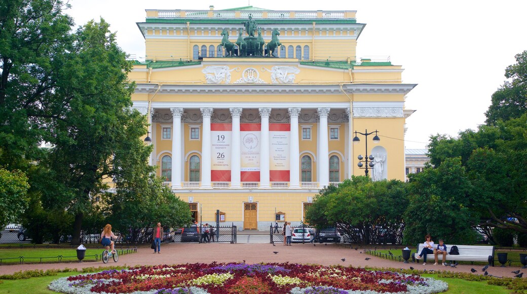 Aleksandrinskin teatteri featuring puutarha ja vanha arkkitehtuuri