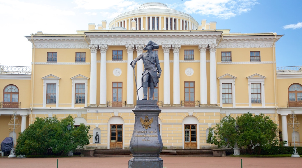 Paleis en Park van Pavlosk toont historische architectuur en een standbeeld of beeldhouwwerk