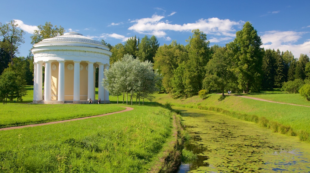 Pavlovsk slott og park som inkluderer elv eller bekk og hage