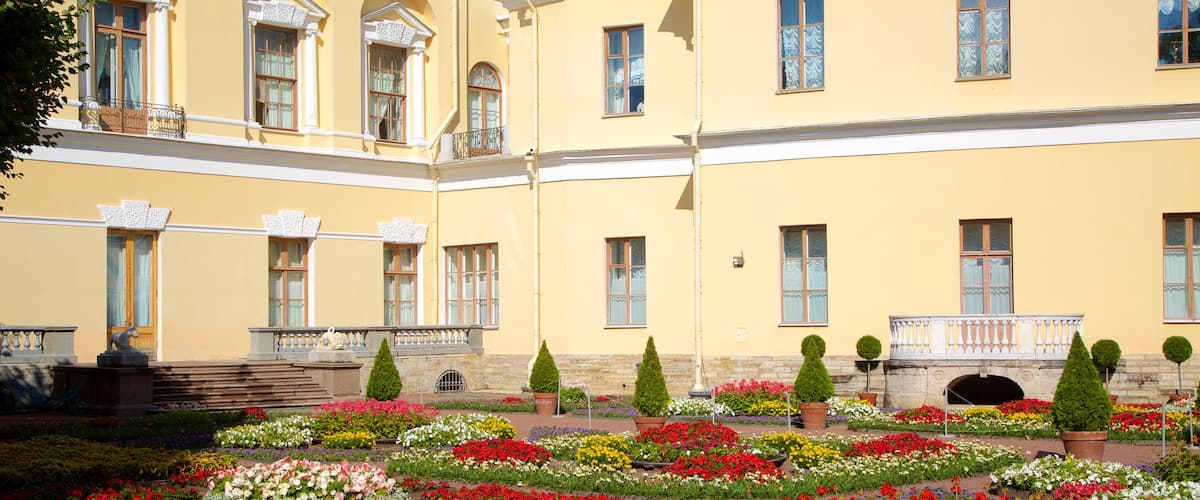 Pavlovsk Palace and Park featuring flowers and a park