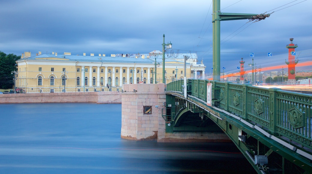 Strelka que incluye un río o arroyo, un puente y patrimonio de arquitectura