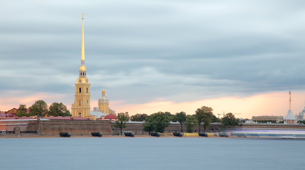 Site historique de la Strelka qui includes rivière ou ruisseau