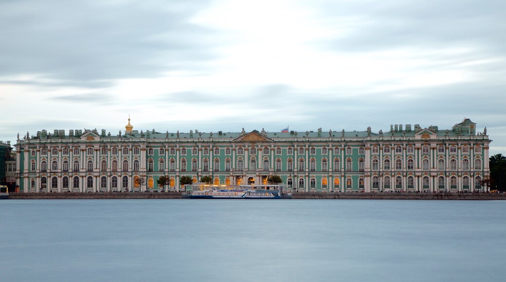 Strelka bevat historische architectuur en een rivier of beek