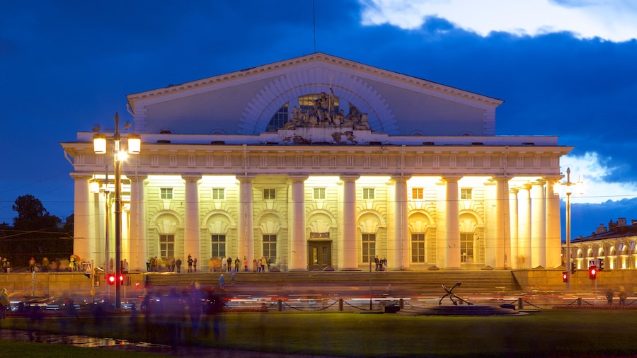 Strelka mostrando patrimonio de arquitectura