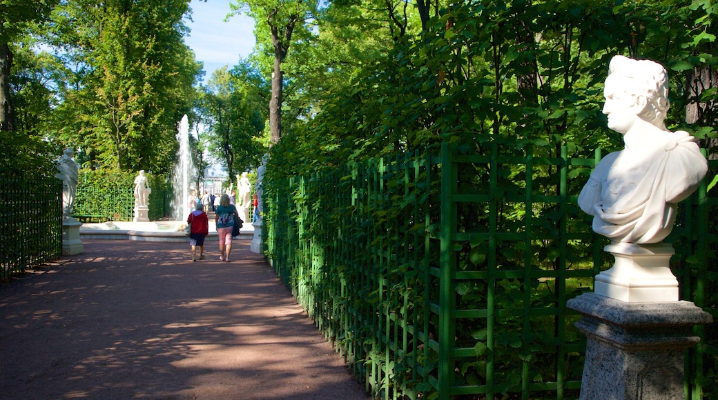 Jardín de verano ofreciendo un jardín y una estatua o escultura