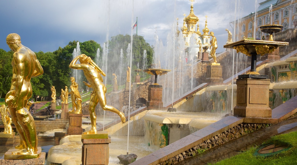 Peterhof paleis en tuin toont historische architectuur en een fontein