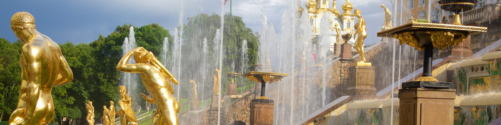 Peterhof Palace and Garden showing a fountain and heritage architecture