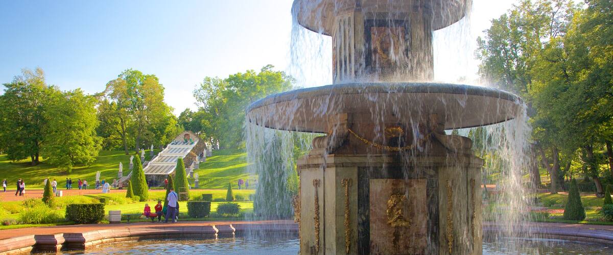 Schloss und Garten Peterhof welches beinhaltet historische Architektur und Springbrunnen