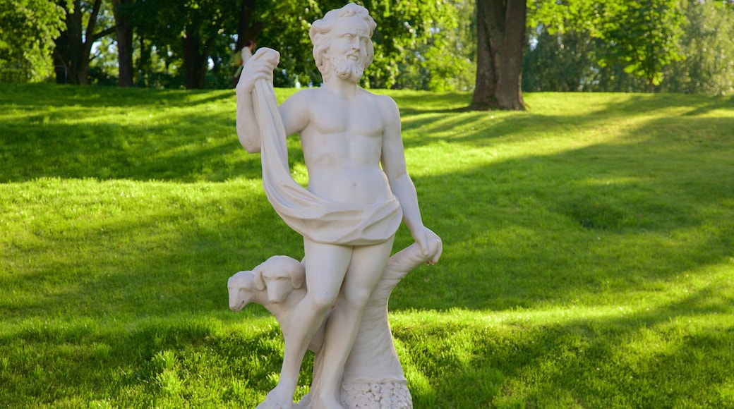 Peterhof palass og hage som inkluderer park og statue eller skulptur