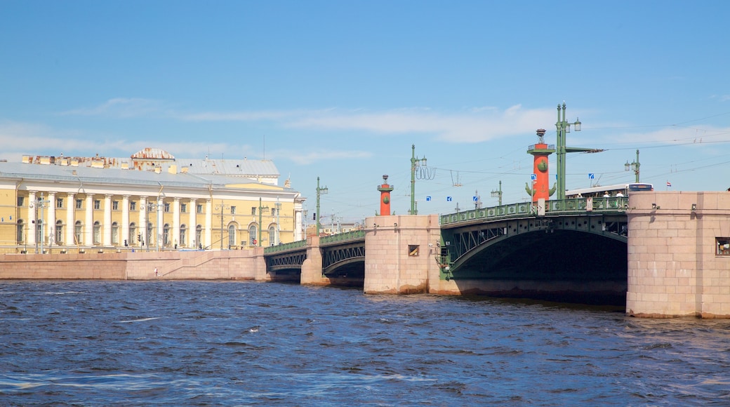 Puente del palacio que incluye un puente y un río o arroyo