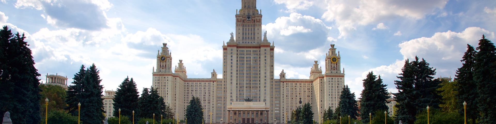 Sparrow Hills which includes heritage architecture and a pond