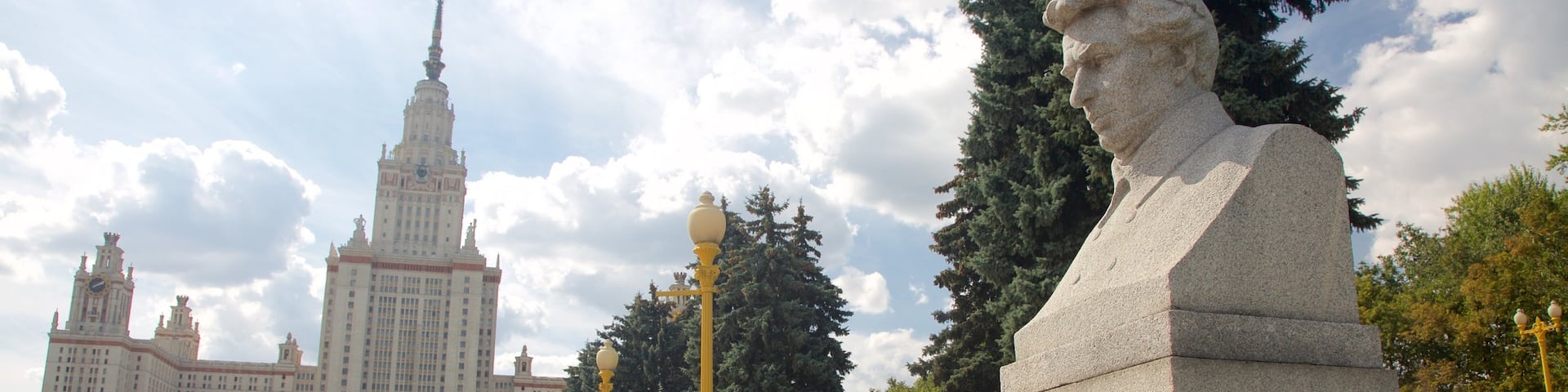 Sparrow Hills showing a statue or sculpture and a garden