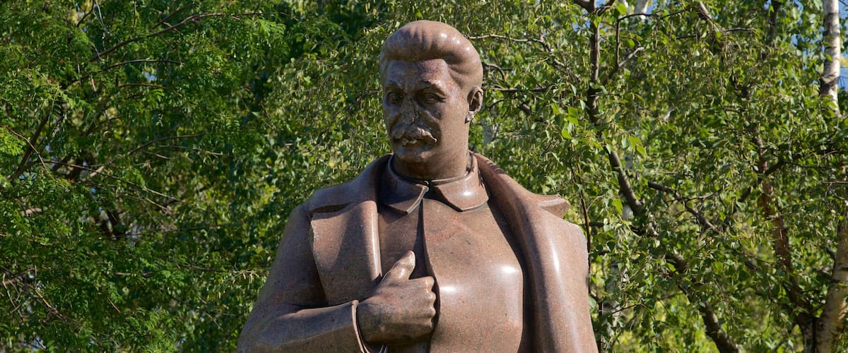 Fallen Monument Park featuring a statue or sculpture