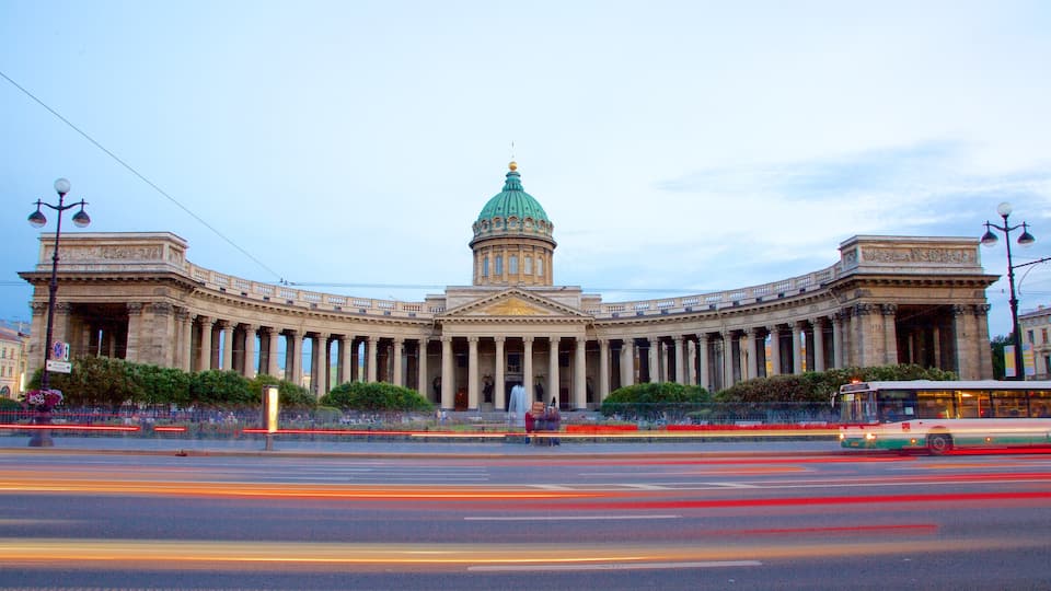 Nhà thờ lớn Kazan trong đó bao gồm nhà thờ và kiến trúc di sản