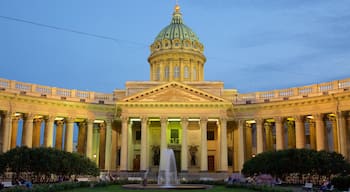 Kazan katedral som inkluderar historisk arkitektur och en kyrka eller katedral