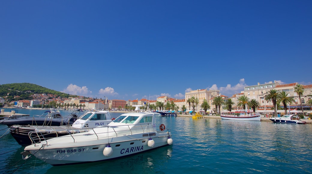 Paseo marítimo Split Riva mostrando un club náutico