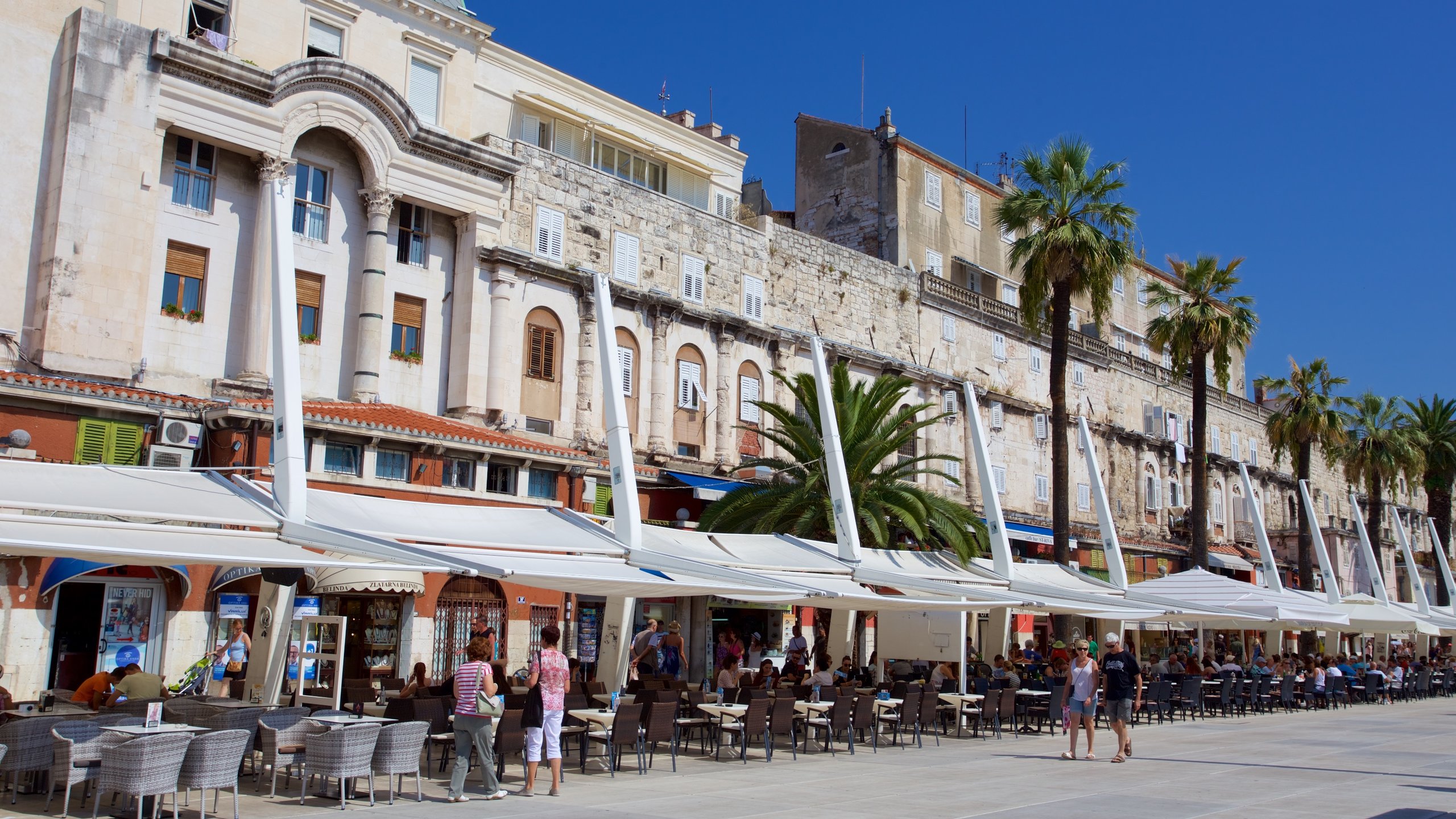 Paseo marítimo Split Riva ofreciendo comidas al aire libre