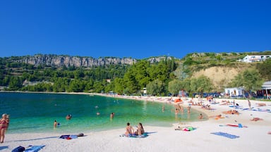 Kasuni-stranden som visar en sandstrand