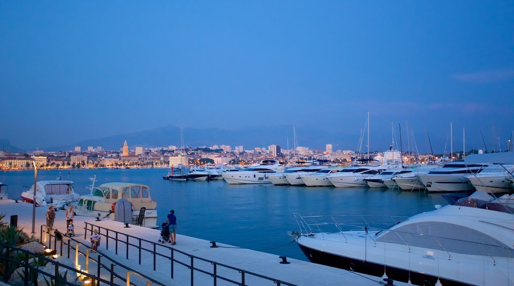 Puerto deportivo ofreciendo escenas nocturnas y una marina