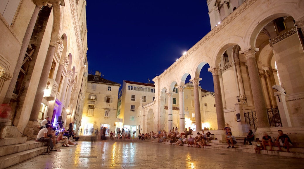 Palazzo di Diocleziano mostrando paesaggio notturno e piazza