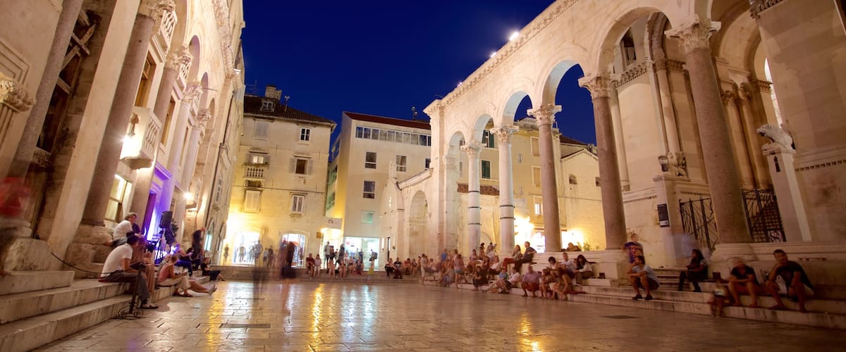 Palacio de Diocleciano ofreciendo un parque o plaza y escenas nocturnas