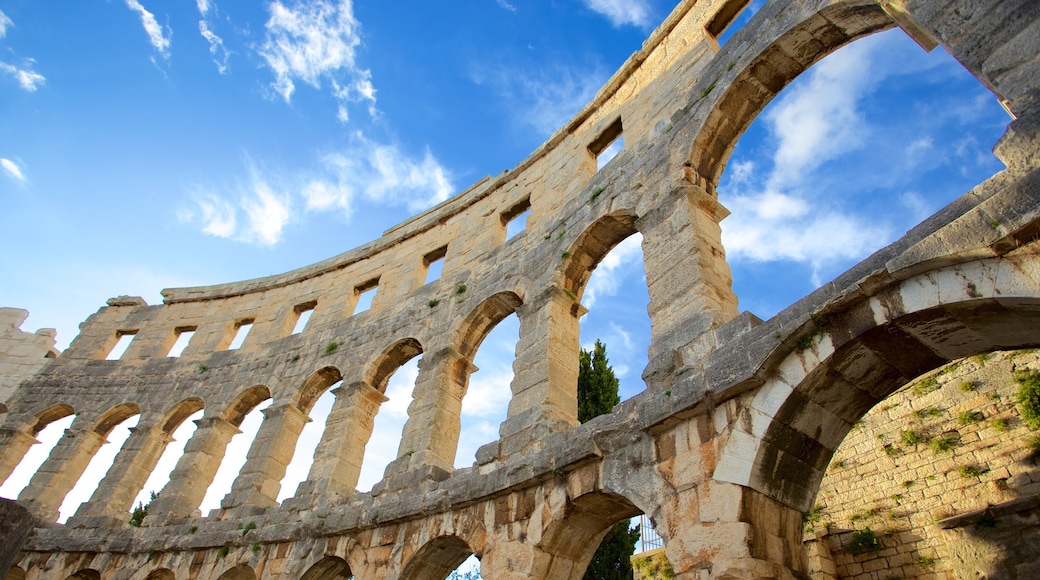 Pula que incluye ruinas de edificios y elementos del patrimonio