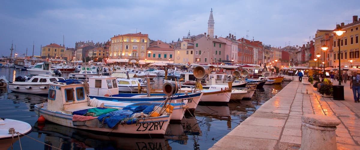 Rovinj que incluye una marina y una ciudad