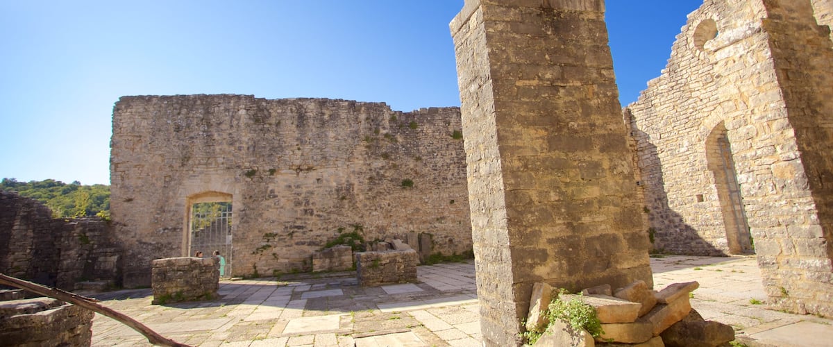 Ruines de Dvigrad mettant en vedette bĂątiments en ruines et patrimoine historique