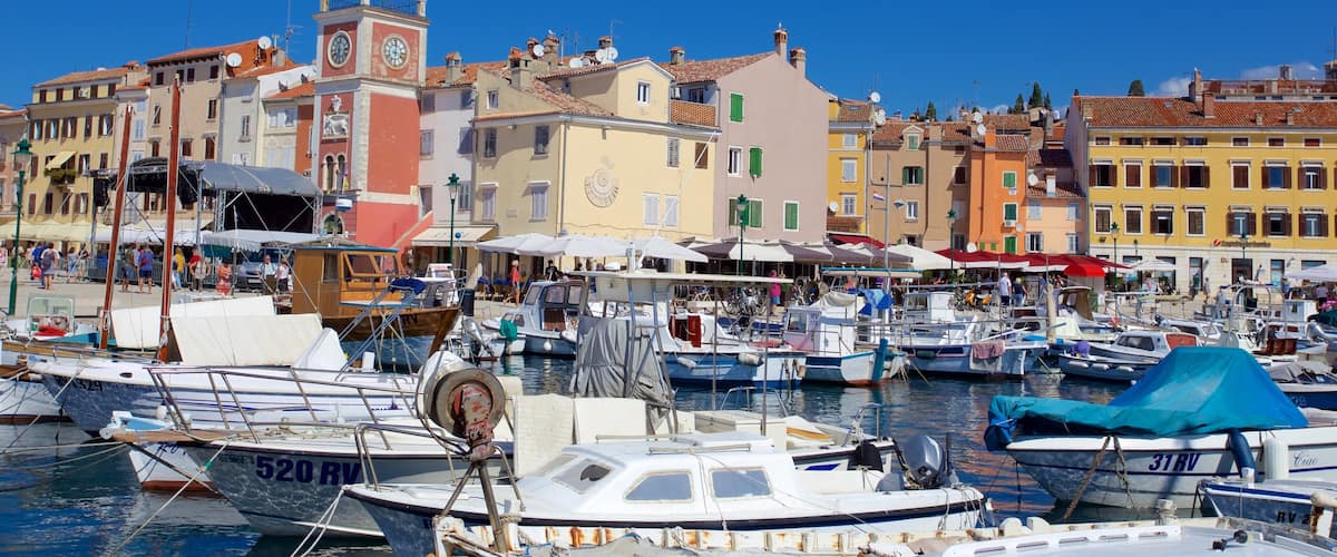 Rovinj mettant en vedette marina