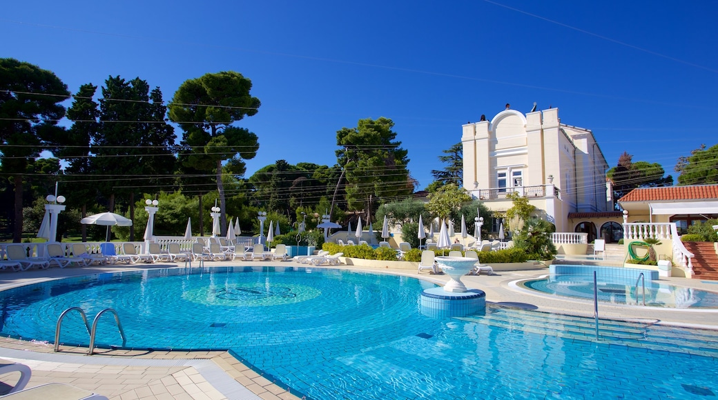 Katarina Island showing a pool