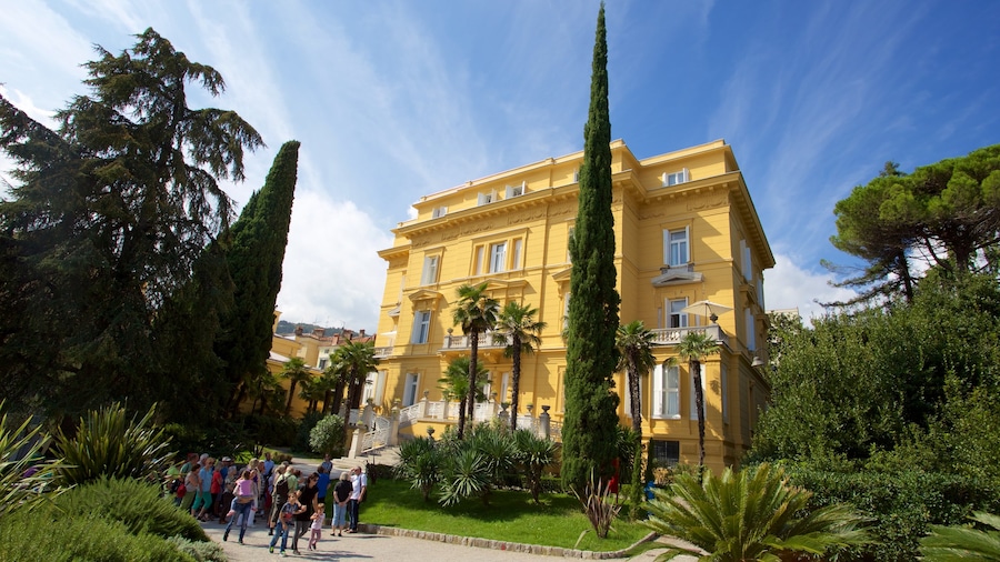 Abbazia caratteristiche di architettura d\'epoca e giardino