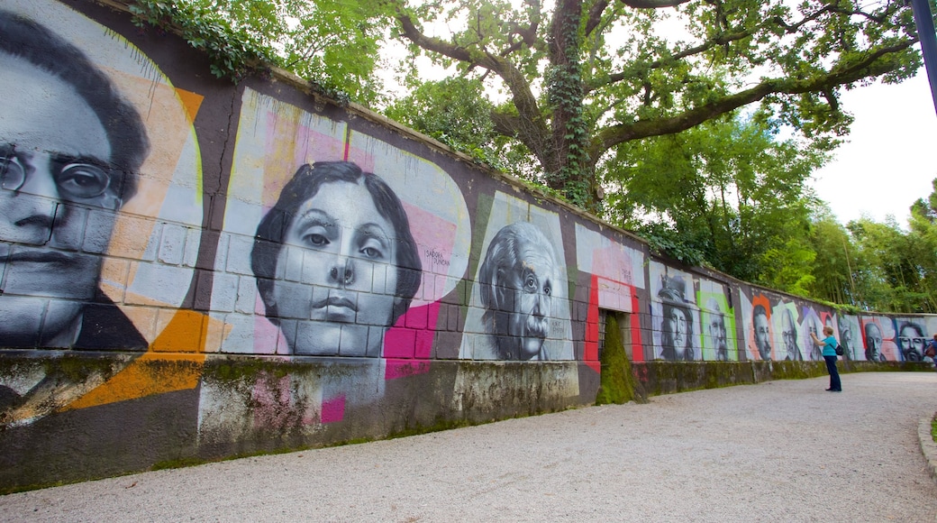 Parque Angiolina mostrando arte al aire libre