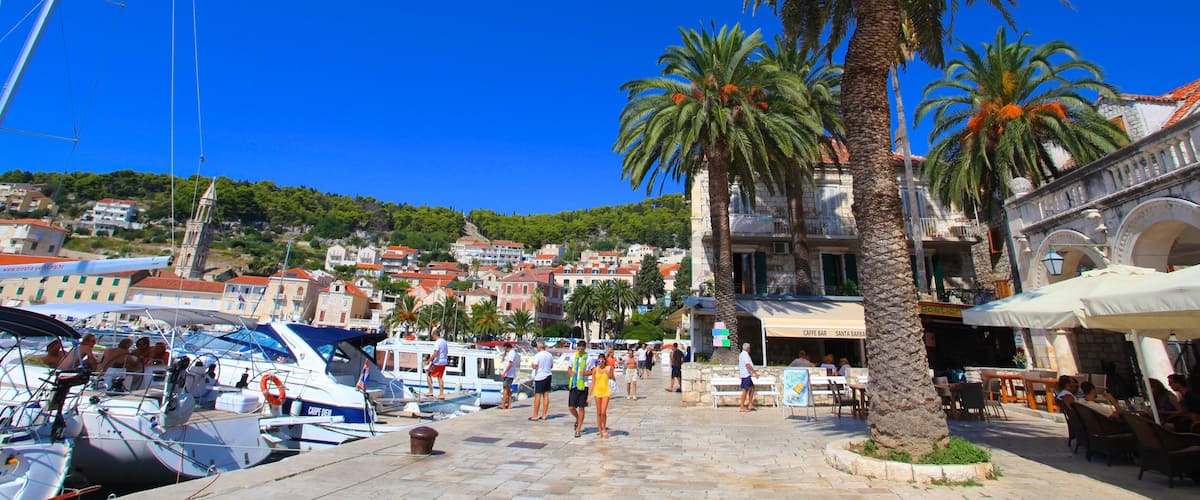 Hvar montrant ville cĂŽtiĂšre