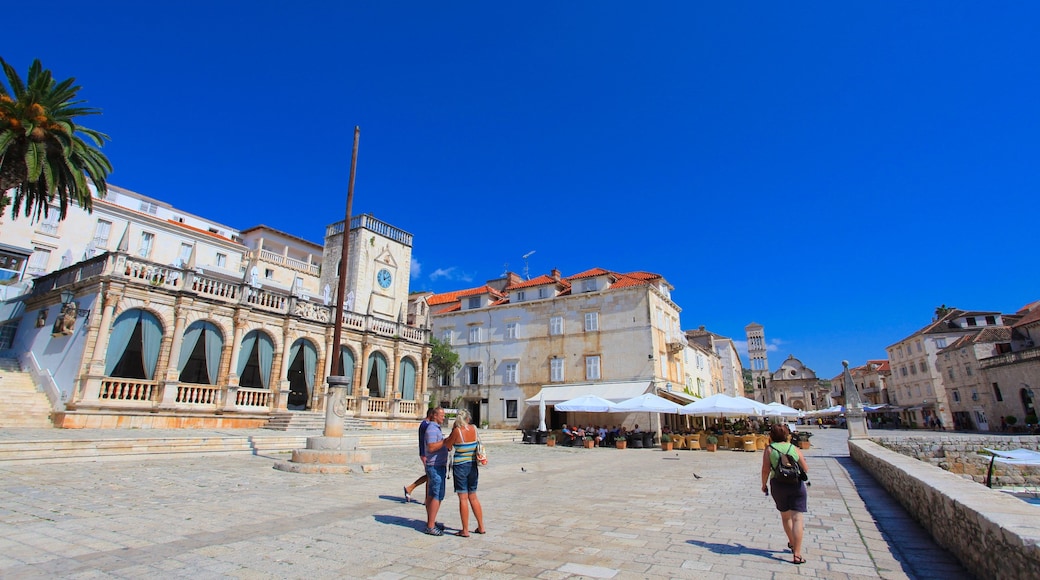 Hvar fasiliteter samt torg eller plass