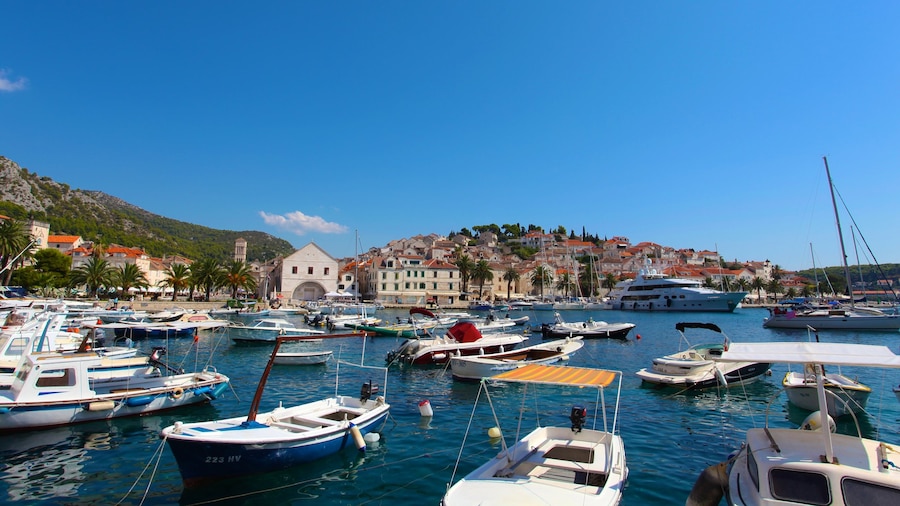 Hvar som inkluderar en marina