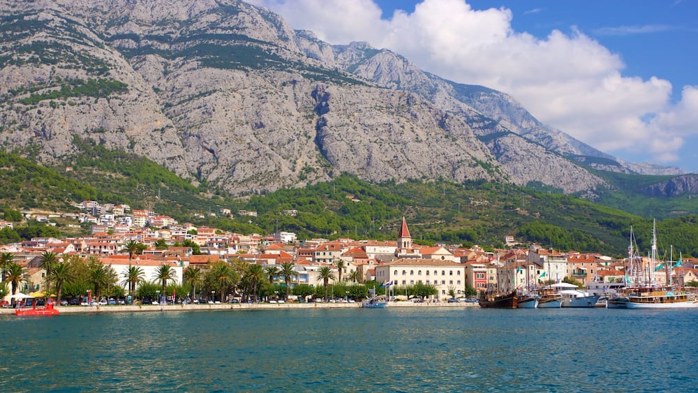 Makarska mit einem allgemeine Küstenansicht und Berge