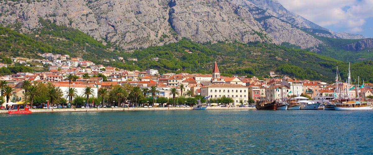 Makarska mostrando montañas y vistas generales de la costa