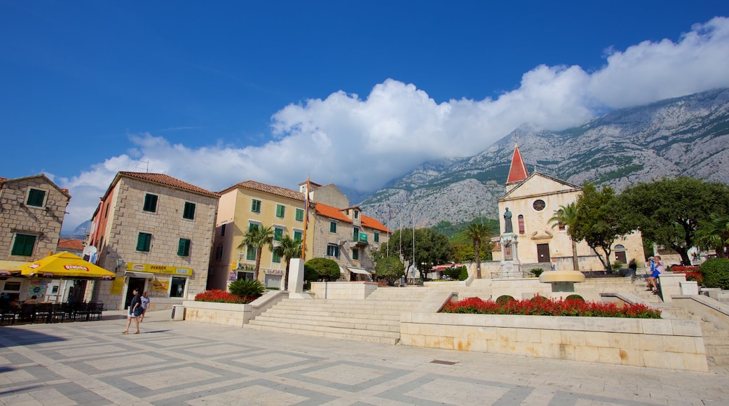 Makarska som inkluderar ett torg