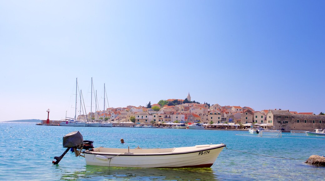 Primosten que incluye una ciudad costera y vistas generales de la costa