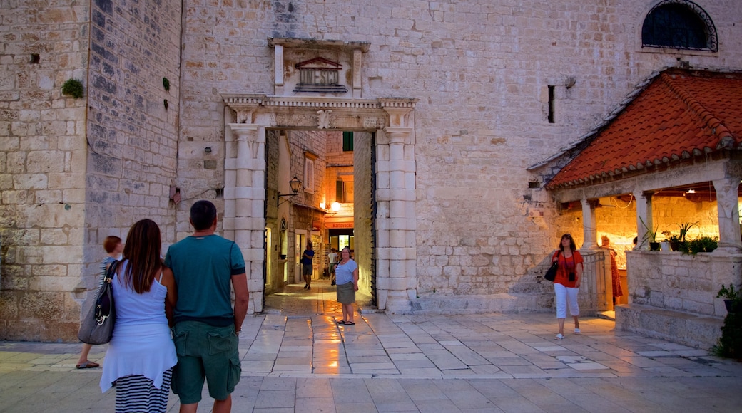 Trogir y también una pareja